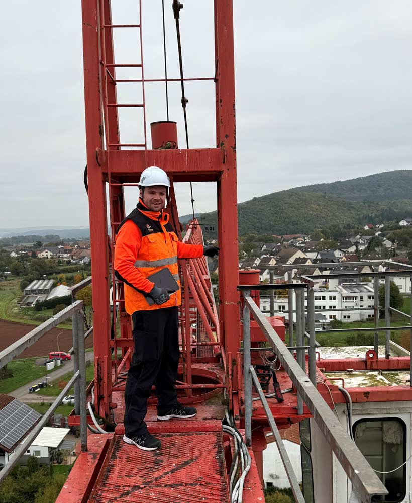 Mann auf Kran